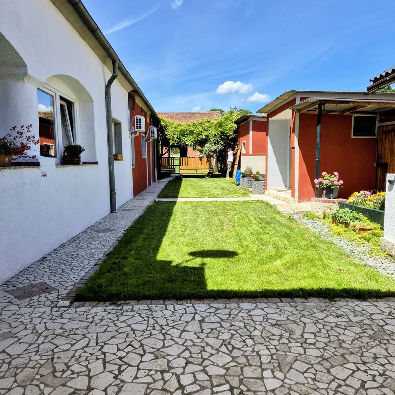 Der-Fruehstuecksplatz-mit-Marmor-mosaik-Boden-Langerhof-Hannersdorf-Suedburgenland