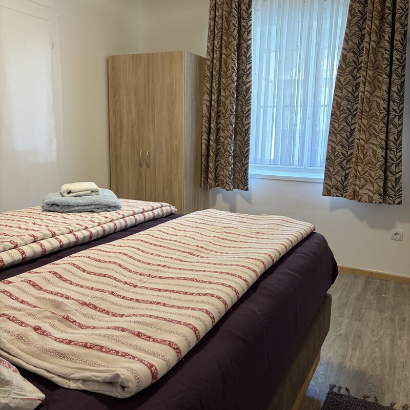 Schlafzimmer mit Doppelbett und Klimaanlage in der Ferienwohnung Holler im Langerhof, Hannersdorf, Südburgenland