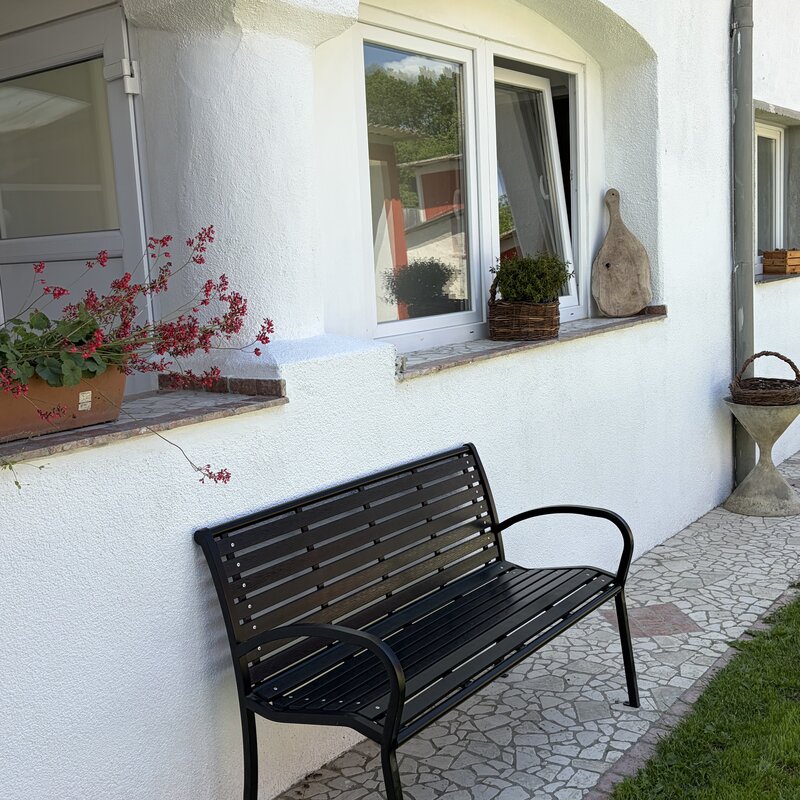 Bank-vor dem-Haus-Eingang-Langerhof-Hannersdorf-Suedburgenland