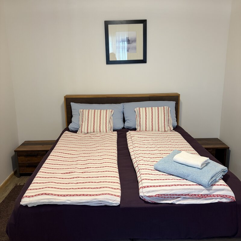 Schlafzimmer Wohnung Holler mit Boxspringbett und Klimaanlage im Langerhof Hannersdorf Suedburgenland