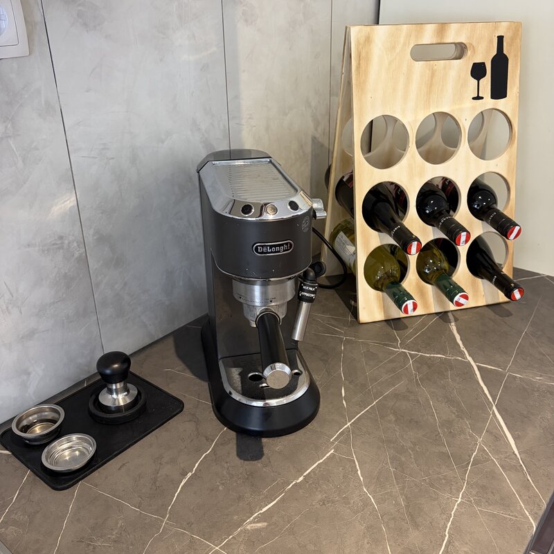 Delonghi Espressomaschine und Weinauswahl in der Wohnküche der Wohnung Dost im Langerhof Hannersdorf Südburgenland